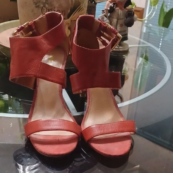 NINE WEST SIZE 8 PUMPS