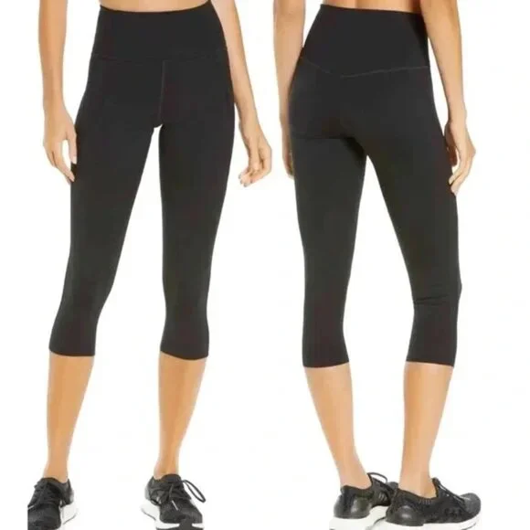 Girlfriend Collective Compressive High Waisted Capri Legging‎ Black Small