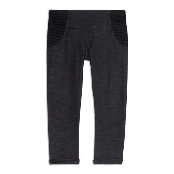 Lululemon Women's Aphrodite Crop Pants Black 8 Casual Cropped Gym Athleisure