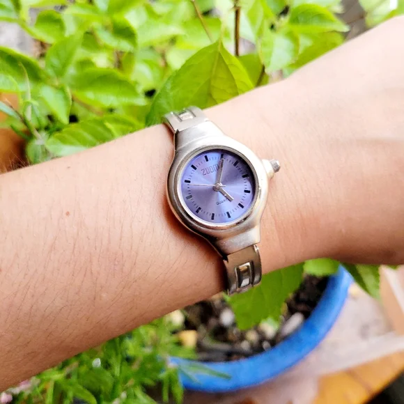 Zoom Quartz Classic Silver & Blue Womens Womans Dainty Round Watch