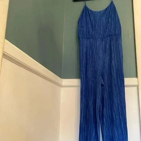 Alice + Olivia blue spaghetti strap ribbed jumpsuit - wide leg crop pants - 8