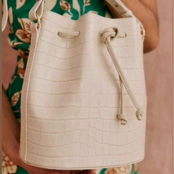 SEZANE FARROW CROSSBODY BUCKET BAG IN ECRU CROCO PRINT LEATHER