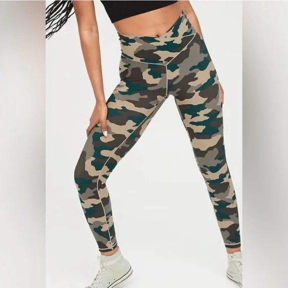 OFFLINE By Aerie Real Me High Waisted Crossover Legging Size Small Camo Print