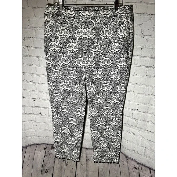 CHICOS LADIES BLACK AND WHITE PRINTED STRECH PULL ON PANTS SZ (2.5 CHICOS) EUC A