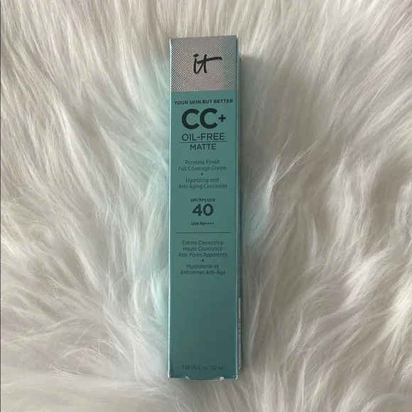 New in box It Cosmetics CC+ Oil-Free Matte in light