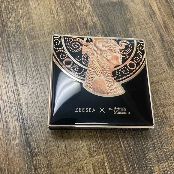 x The British Museum Black and Gold Pressed Powder Full Coverage Even Skin‎ Tone