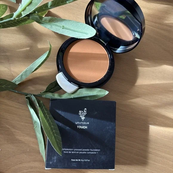 Younique Complexion Pressed Powder Foundation in Cabretta