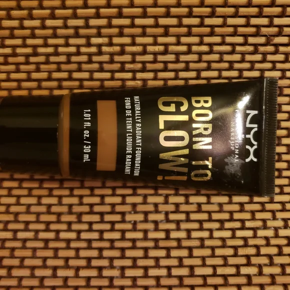 NYX Born to Glow Naturally Radiant Foundation Color: Sienna