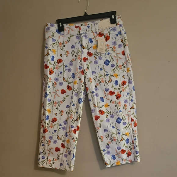 New St John's Bay Women's Size 8 Purple Orange Floral Butterfly Capri Pants‎
