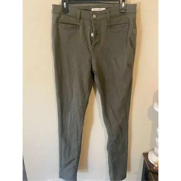 Levi’s button closure pants