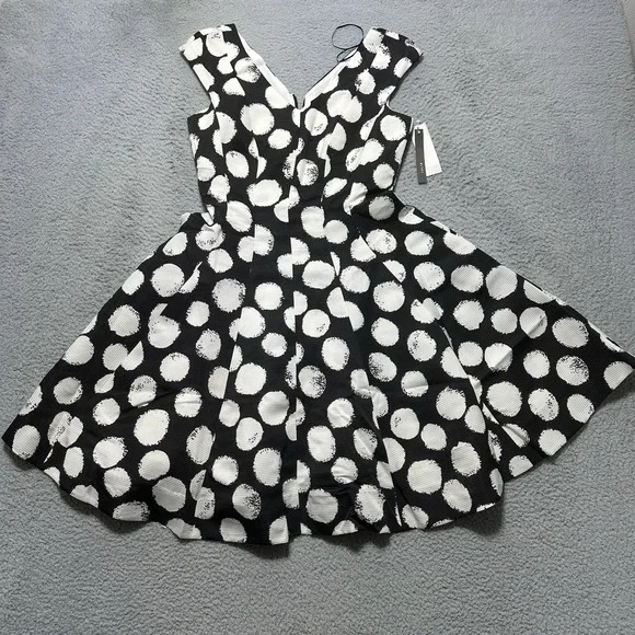 Julia Jordan Women's V Neck Extended Shoulder Polka Dot Fitflare Size 6‎ Pin Up