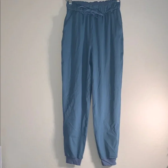 LULULEMON BRAND NEW SIZE 4 GORGEOUS JOGGERS