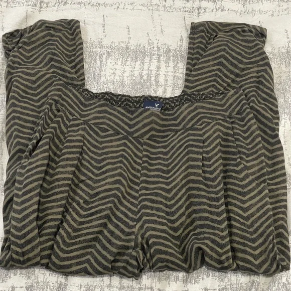 American Eagle M Green/Black Patterned Patterned Capris‎ with Pockets 16
