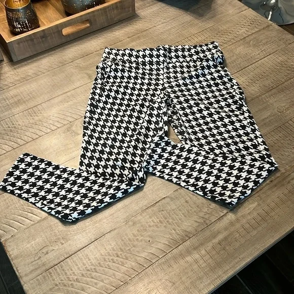 TORRID EUC…only worn once. Black and white houndstooth print leggings.