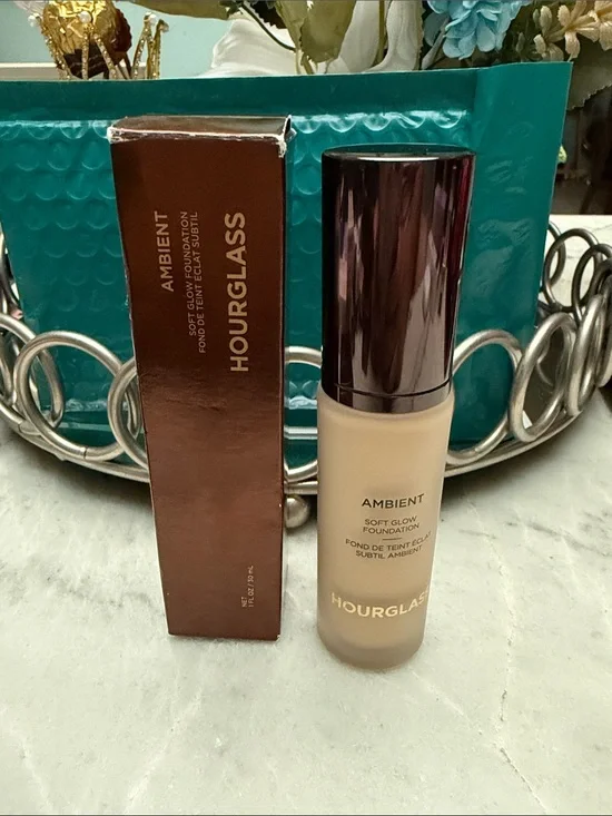 Hourglass Ambient Soft Glow Foundation ambient 3