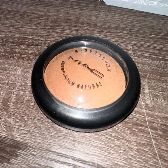 MAC‎ Cosmetics medium dark MINERALIZE SKINFINISH NATURAL