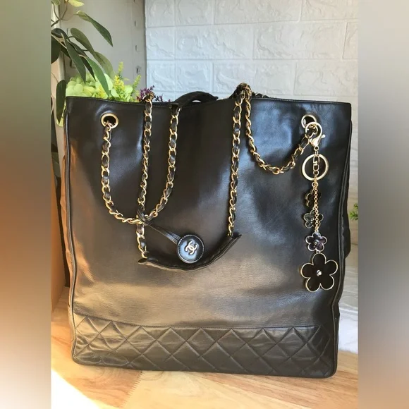 ✅CHANEL LAMBSKIN QUILTED SHOULDER TOTE GOLD CHAIN