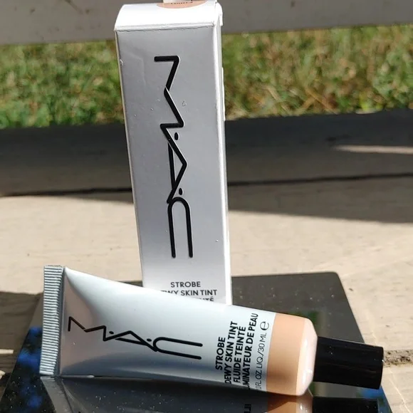 MAC Strobe Dewy Skin Tint - Shade - Light 3