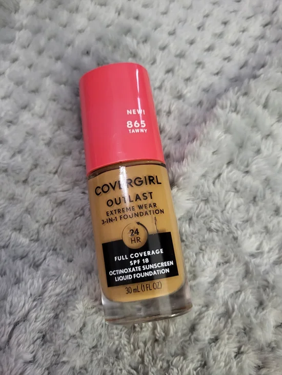 COVERGIRL Outlast 3-in-1 Foundation - Pink Cap, Tawny Shade