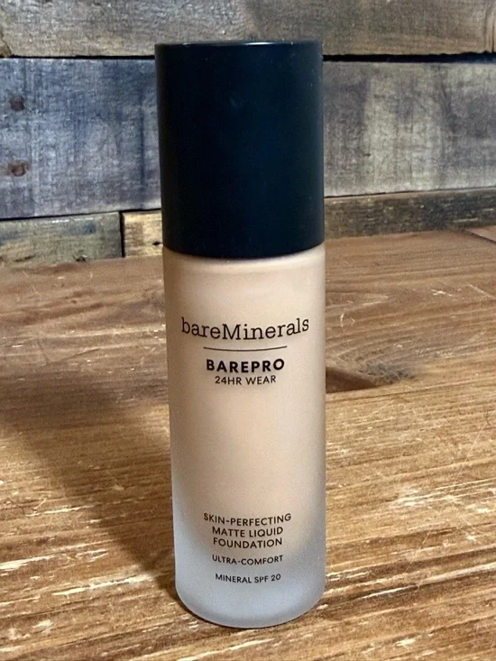 Bare Minerals BarePRO Performance Wear Liquid Foundation SPF 20. Medium 37 Warm.