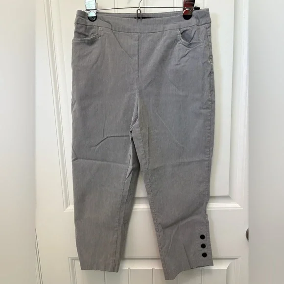 Bella Rose grey/white pinstripe Capri with 3 button detail. Size Large.