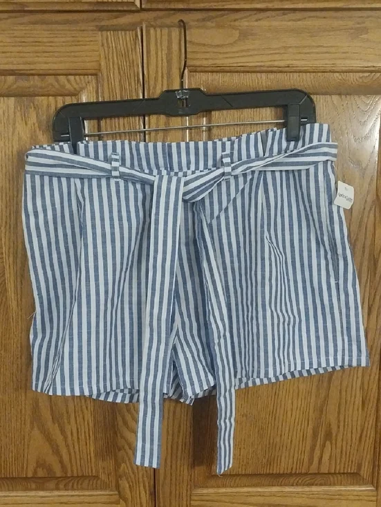 Love Tree NWT High-Waisted Paperbag Tie-Belt Shorts Size Large Blue White Stripe