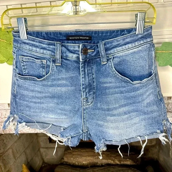 Boston Proper size 0 25 denim shorts distressed hem classic comfortable beach