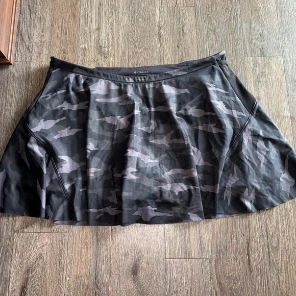 Athleta XL camo Match Point skort in supersonic