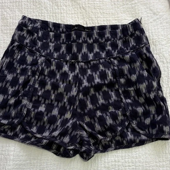 Staring at Stars Urban Outfitters ikat-style pattern high-rise shirts. Size 10.