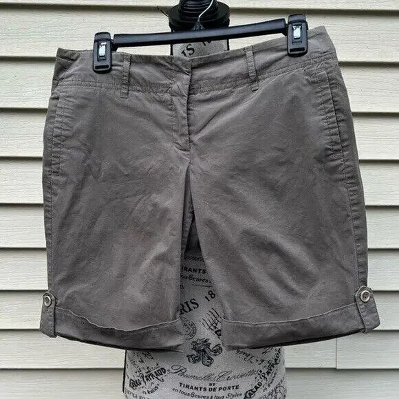 Theory green mid rise Bermuda cuffed shorts with pockets