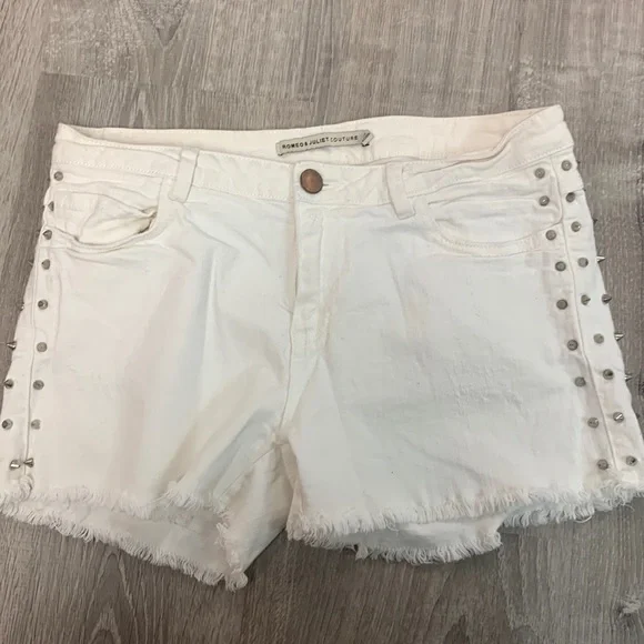 Romeo & Juliet Couture White Studded Distressed Shorts 29