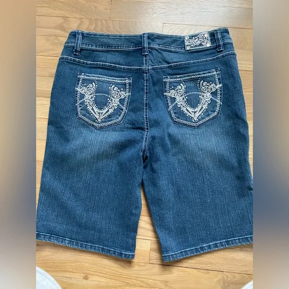 Style and Co. Bermuda Shorts dark Jeans Stretchy Embroidered Size 16 Festival