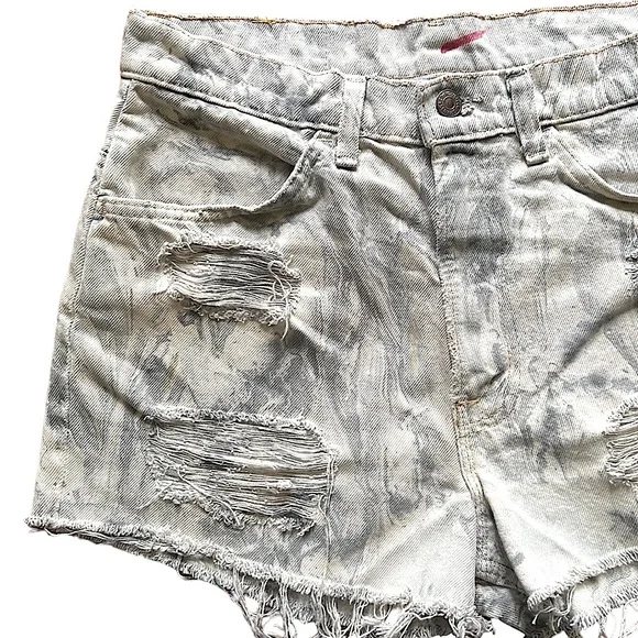 NWOT Levi’s High Rise Ripped Shorts