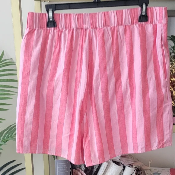 NWOT Pink Lily Boutique - Pink and White Striped Women's Shorts - Size XL