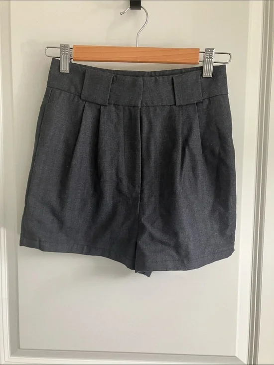 High-Waist Pleated Women's Shorts — Charcoal