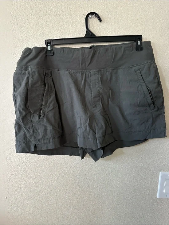 Athleta Women's Active Stretch Shorts - green olive size 18/ NWOT 1097