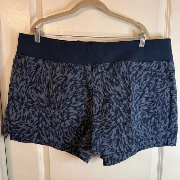 NWT Athleta Women’s Trekkie North NVLX Printed Shorts - Size 20