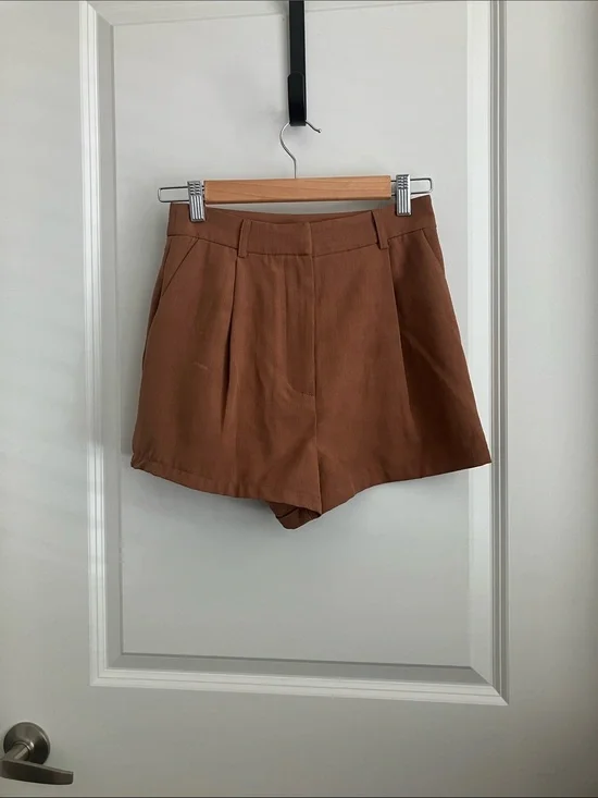 Commense High-Waist Pleated Shorts in Warm Brown