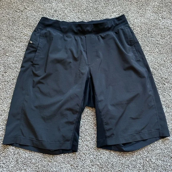 Men’s‎ black lululemon shorts