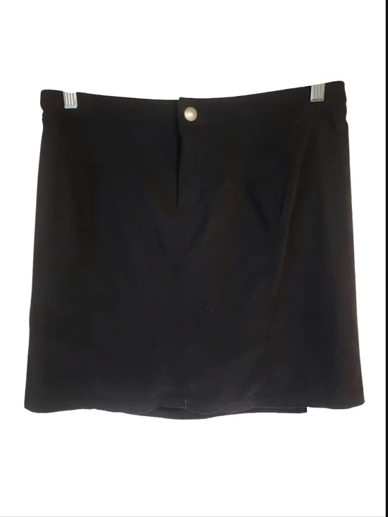 Columbia Women's Skort Size 6 / 38 Black. Water repellant w/Omnishield.
