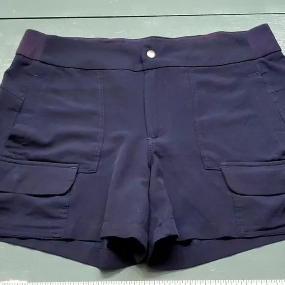 Navy blue shorts, by Brisas. Size small. Pockets. Good used condition.‎