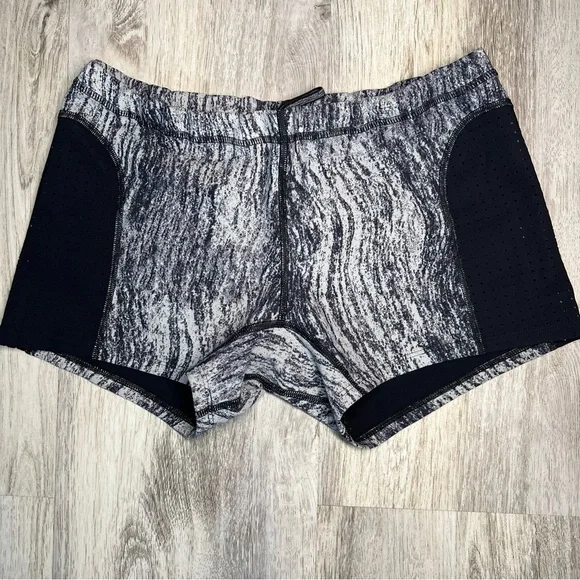 Lululemon Stylish Gray and Black Women's Shorts‎ Size Medium