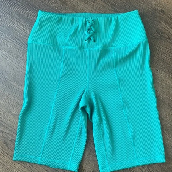 Live Well Active green ribbed athleisure bike shorts size M