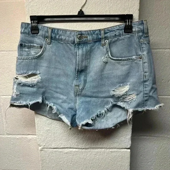 Zara Cut Off Jean Shorts. Distressed. Light washed