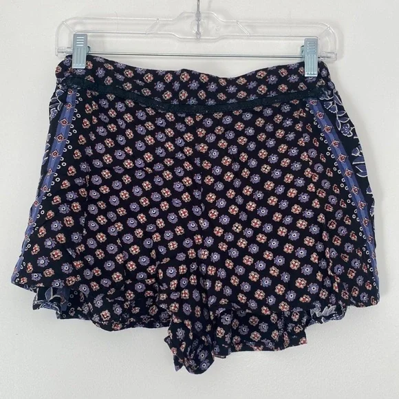 Nordstrom “Angie” Flowy black shorts with floral design size Medium