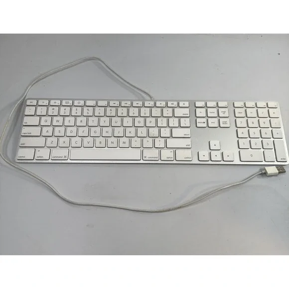 Apple A1243 MB110LL/A Wired slim usb Keyboard Excellent Condition