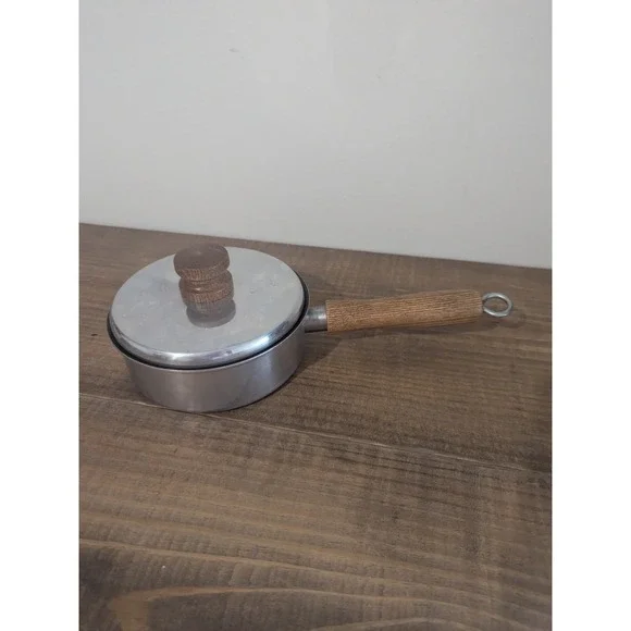 Vintage Mirro Sauce Pan Pot with Lid Aluminum Wood Handle 1 Quart 54221-1330‎