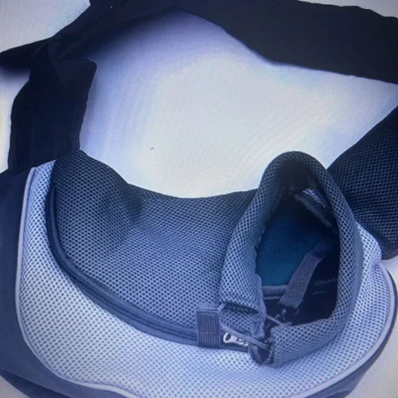 small/med-sm pet carrier/vet visit/hands free travel, adjustable. Sturdy. Yudodo