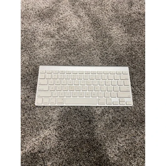 Apple Wireless Bluetooth Keyboard Silver Aluminum Model A1314 MC184LL/B Tested