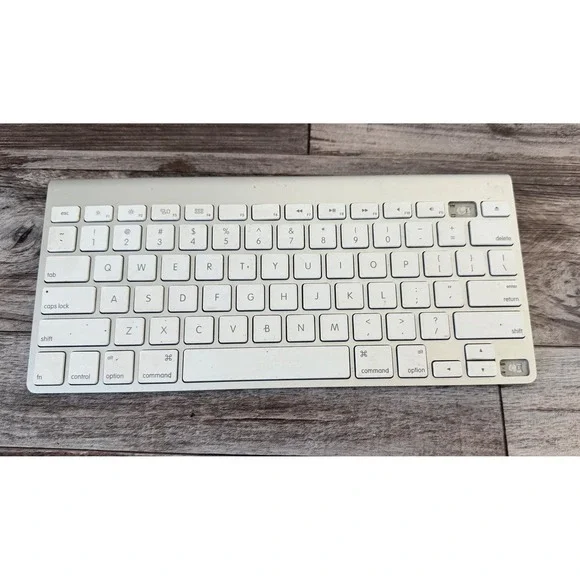 Apple Wireless Keyboard A1314 Bluetooth Silver‎ – Works, Missing 2 Keys